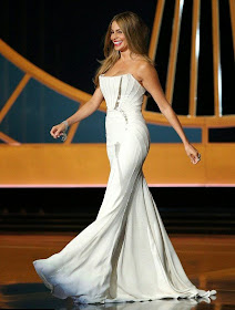 Of course, there’s no exception if Sofia Vergara is one of a perfect lady ever although her ages hanging on the middle. Looked lovely in a white gown, the 42-year-old cuddled up on the red carpet at Emmy Award in Los Angeles on Monday, August 25, 2014.