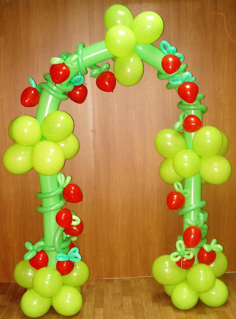 BALLOON ARCH WITH STRAWBERRIES EURO IN BALLOONS - DECO