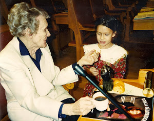 Astrid Lindgren with the flyer of the musical