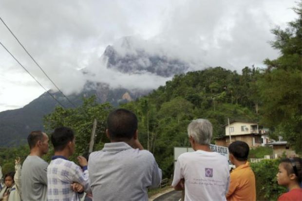 Bahaya! Penduduk Kg Kiau Nuluh Gempar Serpihan Batu-Batu Gunung Kinabalu Runtuh 