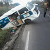 Kombi com guloseimas tomba na PR-092 em Joaquim Távora