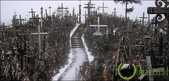 Hill of Crosses, Lithuania Bukit salib di Kryziu Kalnas Hill of Crosses, Lithuania Bukit salib di Kryziu Kalnas