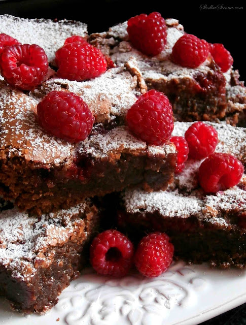 Ciasto Czekoladowe z Malinami (Brownies z Malinami) - Przepis - Słodka Strona