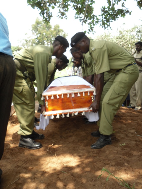 pix+3+polisi+wakiweka+chini+jeneza+la+ma