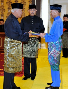 Maharum Bugis Syah Mbs Tyt Tun Datuk Seri Utama Mohd Khalil Bin Yaakob Dilantik Semula Sebagai Yang Di Pertua Negeri Melaka