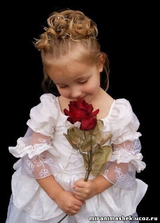  Ребенок с розой в руках