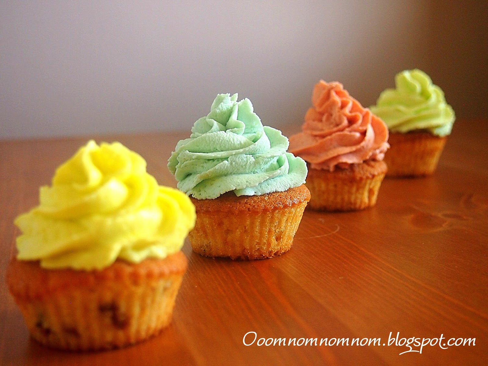 Ooomnomnomnom ! Kolorowy krem do cupcakes z serka mascarpone i kremówki