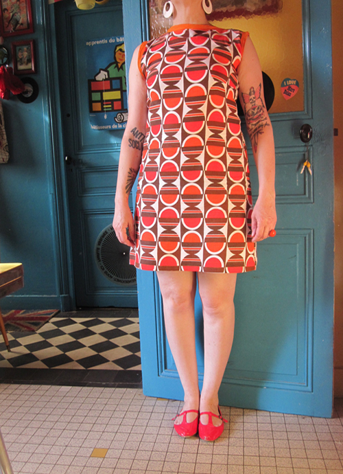 I found these 70s caravan's curtains in a garage sale . I have much hesitated before to buy them because even they were truly vintage and cheap, they remind me the modern geometric pattern "does vintage" i really don't like . 1960 1970 60s 70s rideau caravane couture robe dress mode fashion yéyé 