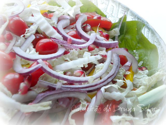 Salada com romãs e um molho "coringa"