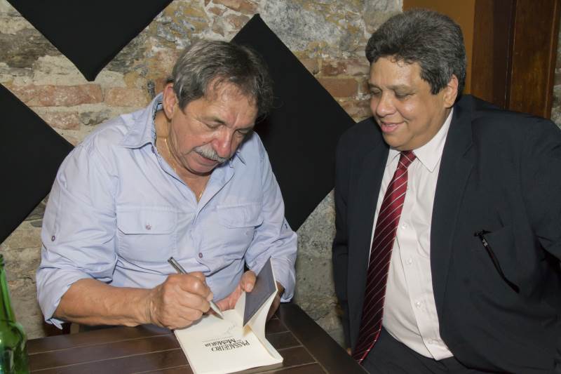 Romildo dedicando o livro para seu amigo Jorge Antonio Barros