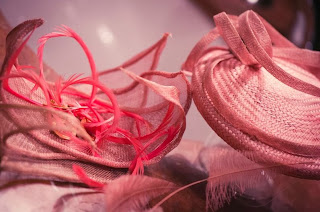 Los tonos rosas en dos de los tocados de nila taranco