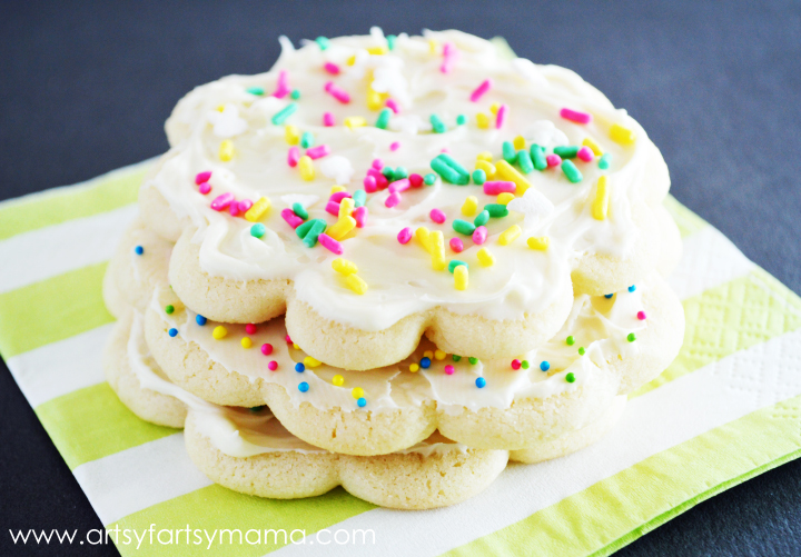 Easy Soft Sugar Cookies from artsyfartsymama.com #cookies #easyrecipes #sugarcookies