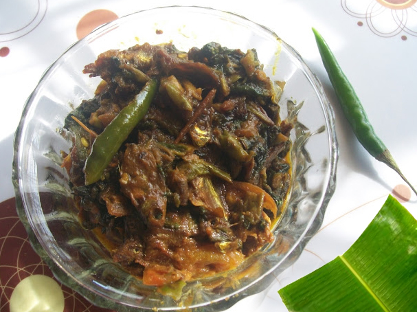 Mua Maas Patot Diya (Small Fish Cooked in Banana Leaf)