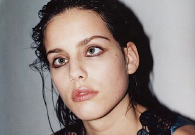 Moffy, la modelo bizca