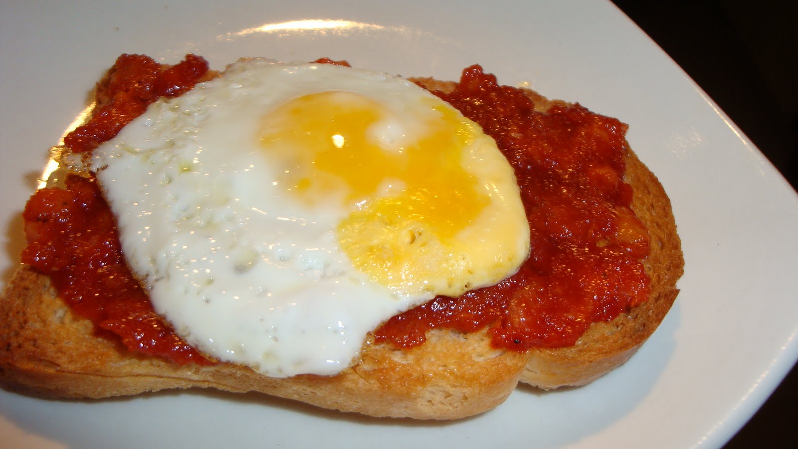 Las recetas de Miss Flowers Tostada con sobrasada, miel y huevo de