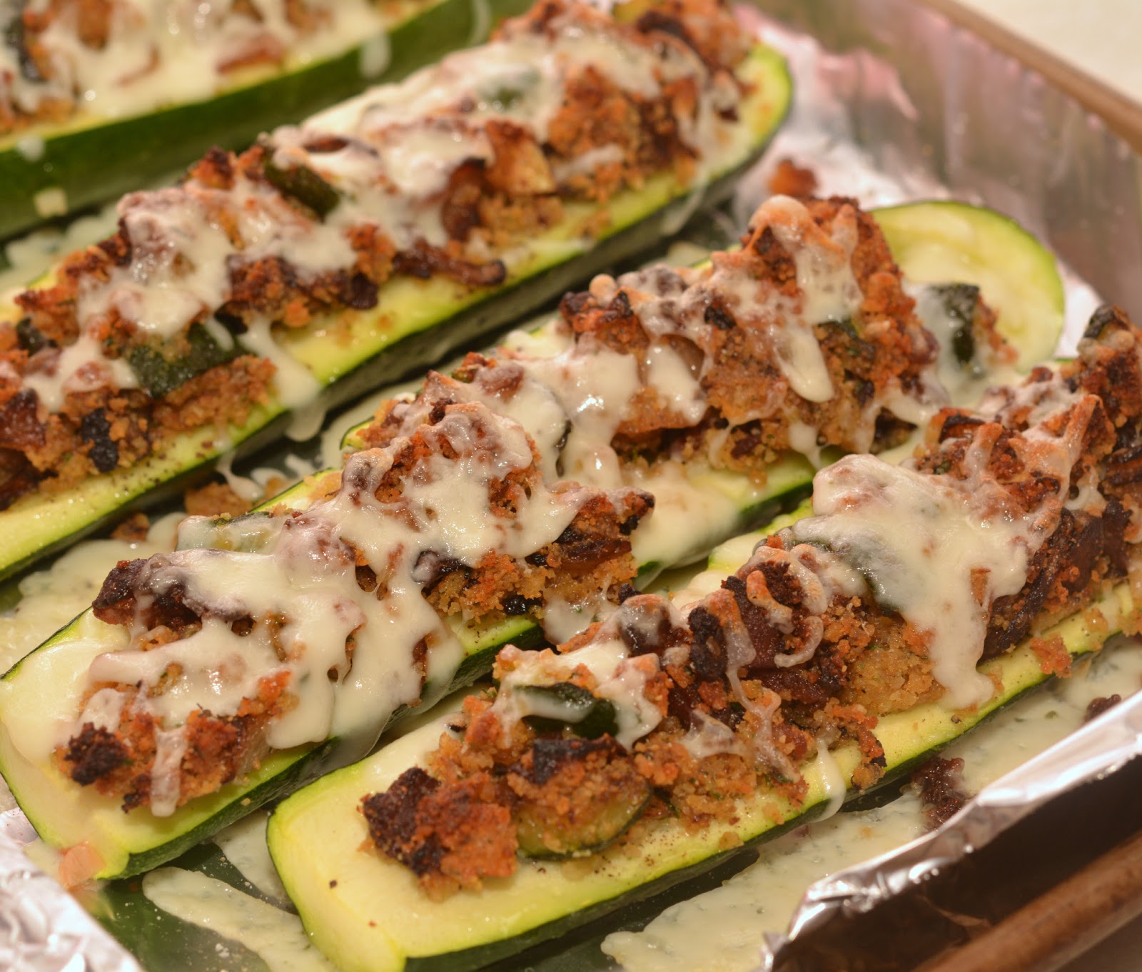 ZUCCHINI BOATS STUFFED WITH BACON, BREADCRUMBS & CHEESE! Hugs and