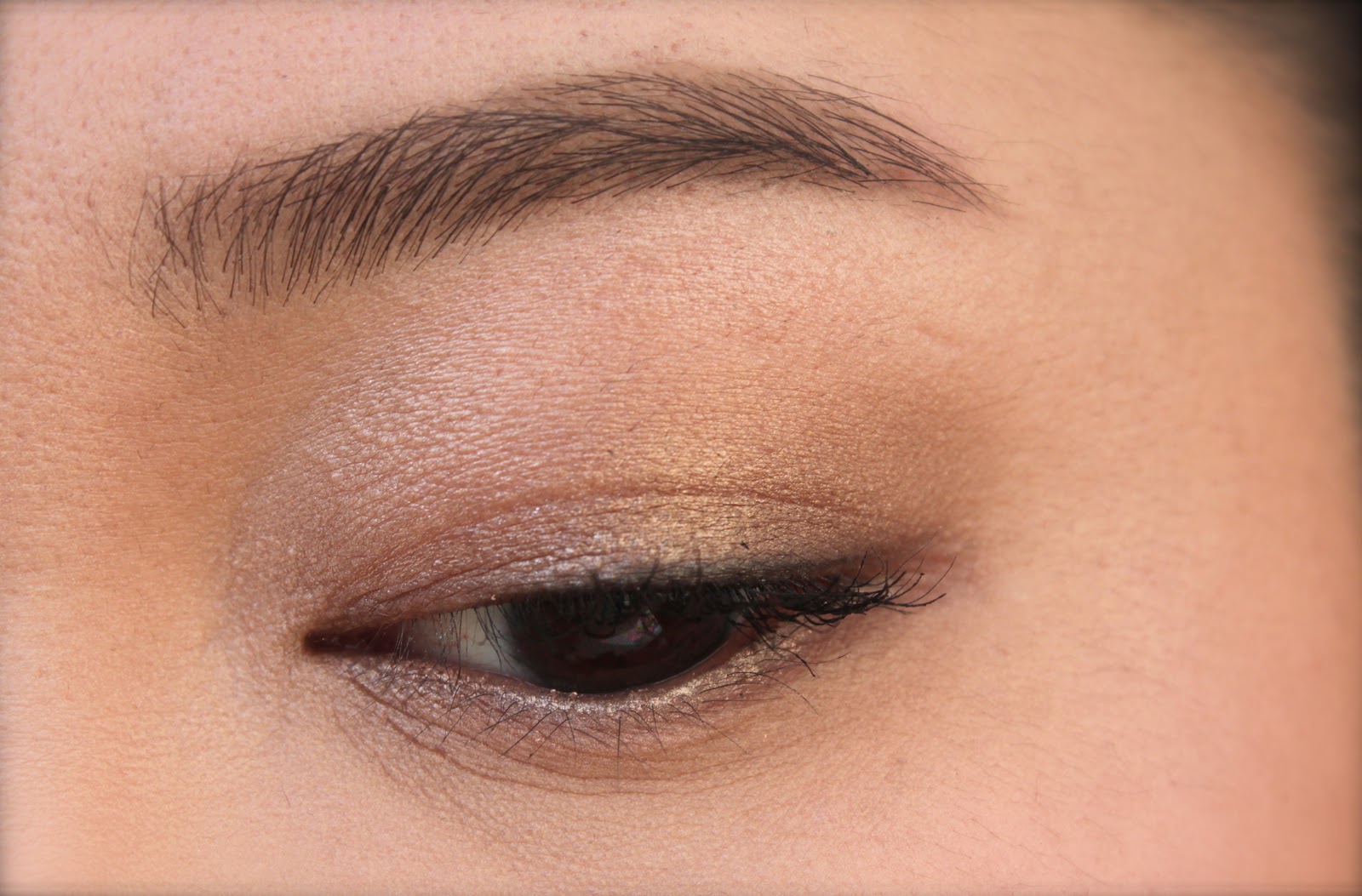 delicate hummingbird. Burberry Sheer Eyeshadow No.22 Pale Barley.
