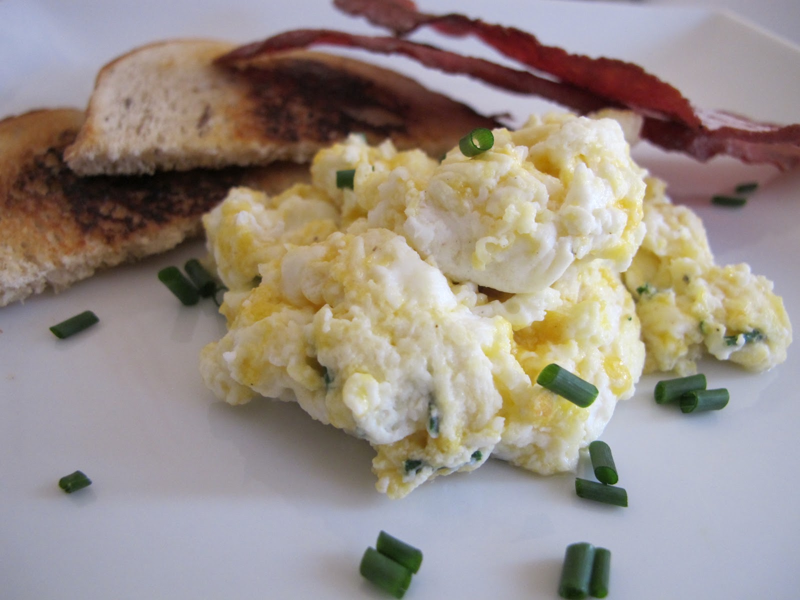 Elle.Beau.Grease. Hearty Breakfast Under 300 Calories Scrambled Eggs
