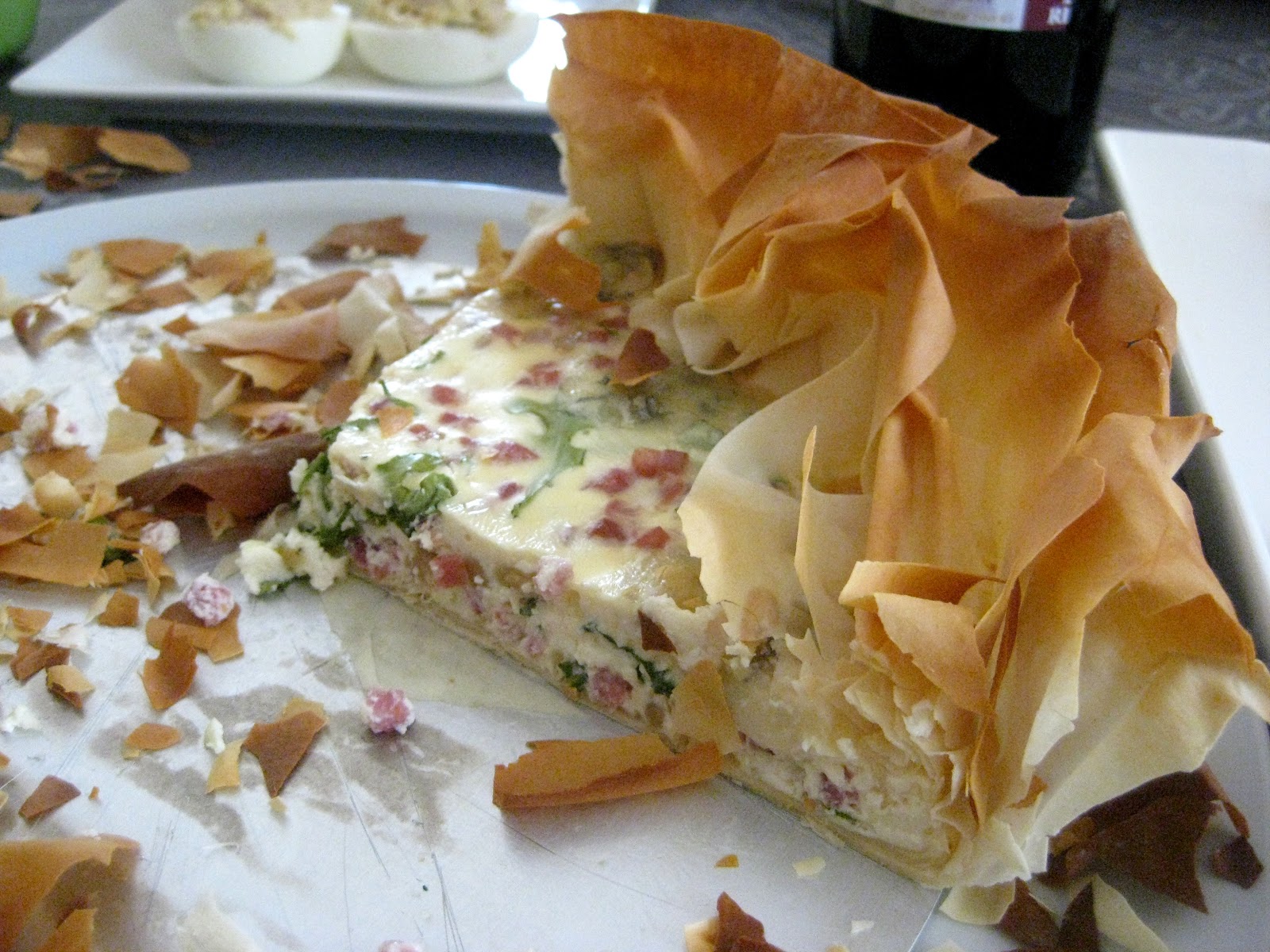 Pucheros y sartenes Timbal de pasta filo con queso, rúcula, jamón y