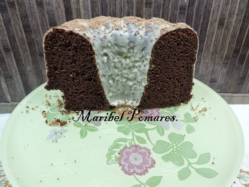 Bundt Cake De Chocolate Con Cobertura De Chocolate Blanco.
