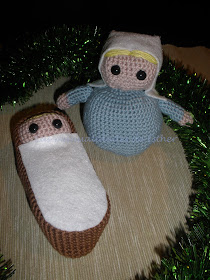 Detalle de la Virgen María y el Niño Jesús hechos a crochet