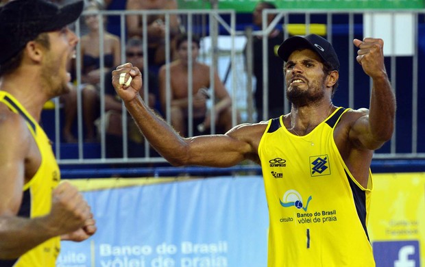 Dupla brasileira de vôlei de praia adia classificação olímpica e perde  final do campeonato mundial 