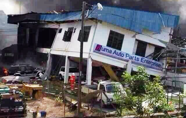 Lapan Gambar Kemusnahan Akibat Letupan Kuat Di Bandar Serian !..