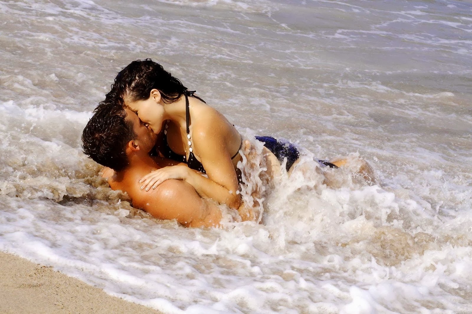 Жесткий и романтический секс на далёком пляже