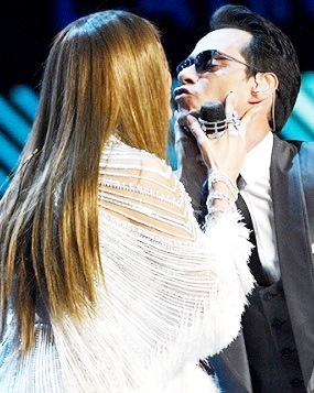 Marc Anthony y Jennifer López Foto de Marc Anthony alistando sus labios para recibir el beso de Jennifer López