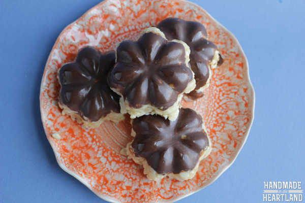 Chocolate Caramel Rice Krispie Treats with Hallmark Connections #trendycards