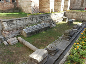  Место раскопок, котлован вблизи центрального входа Собор Святой Софии, фрагментами каменных колонн, барельефов, плит