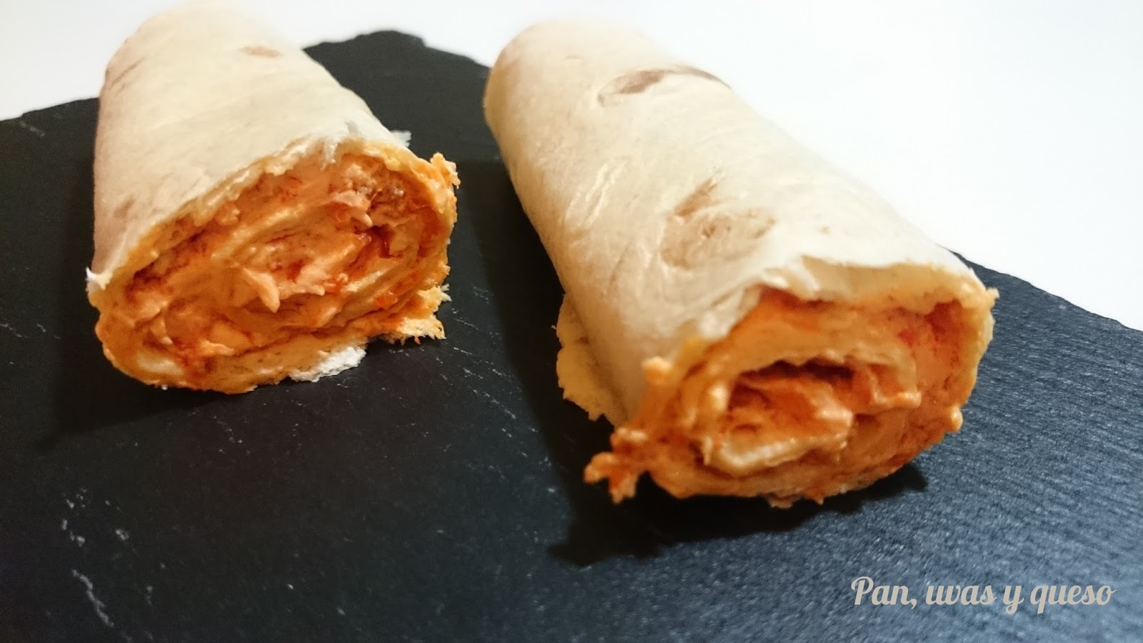 Tortillas de trigo rellenas de crema de sobrasada Pan, uvas y queso