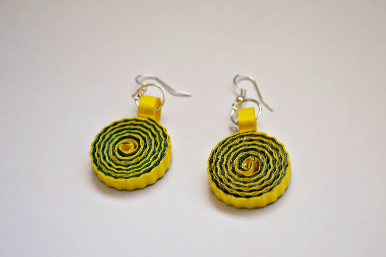 Stylish paper wear Quilled earrings using paper crimpiing technique