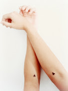 jeudi 28 juin 2012 mini tatouage femme triangle discret bras