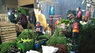 Pedagang Sayur Pasar Karangpandan Wajib Patuhi Protokol Kesehatan Pedagang Sayur Pasar Karangpandan Wajib Patuhi Protokol Kesehatan