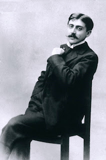 ILLIERS-COMBRAY, LE VILLAGE DE MARCEL PROUST. POUR ÉCRIRE DU CÔTÉ DE CHEZ SWANN, MARCEL PROUST S'EST LARGEMENT INSPIRÉ DES SOUVENIRS DE SES VACANCES, ENFANT, À ILLIERS EN EURE-ET-LOIR. DEPUIS 40 ANS, LA COMMUNE S'EST OFFICIELLEMENT ADJOINT LE NOM DE COMBRAY, LE VILLAGE FICTIF DÉPEINT PAR L'AUTEUR.