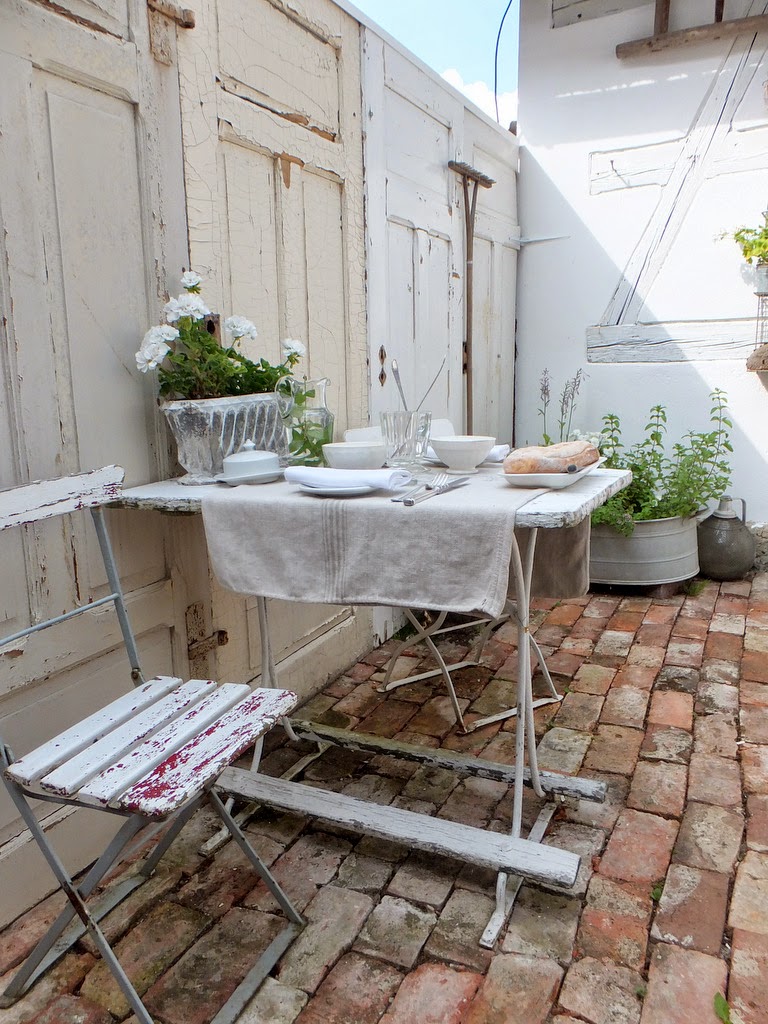 princessgreeneye: eingedeckt im Innenhof......................