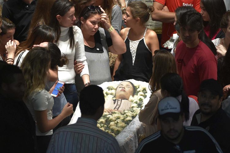 Blog Jailton Ramos: Corpo de Cristiano Araújo é enterrado em Goiânia