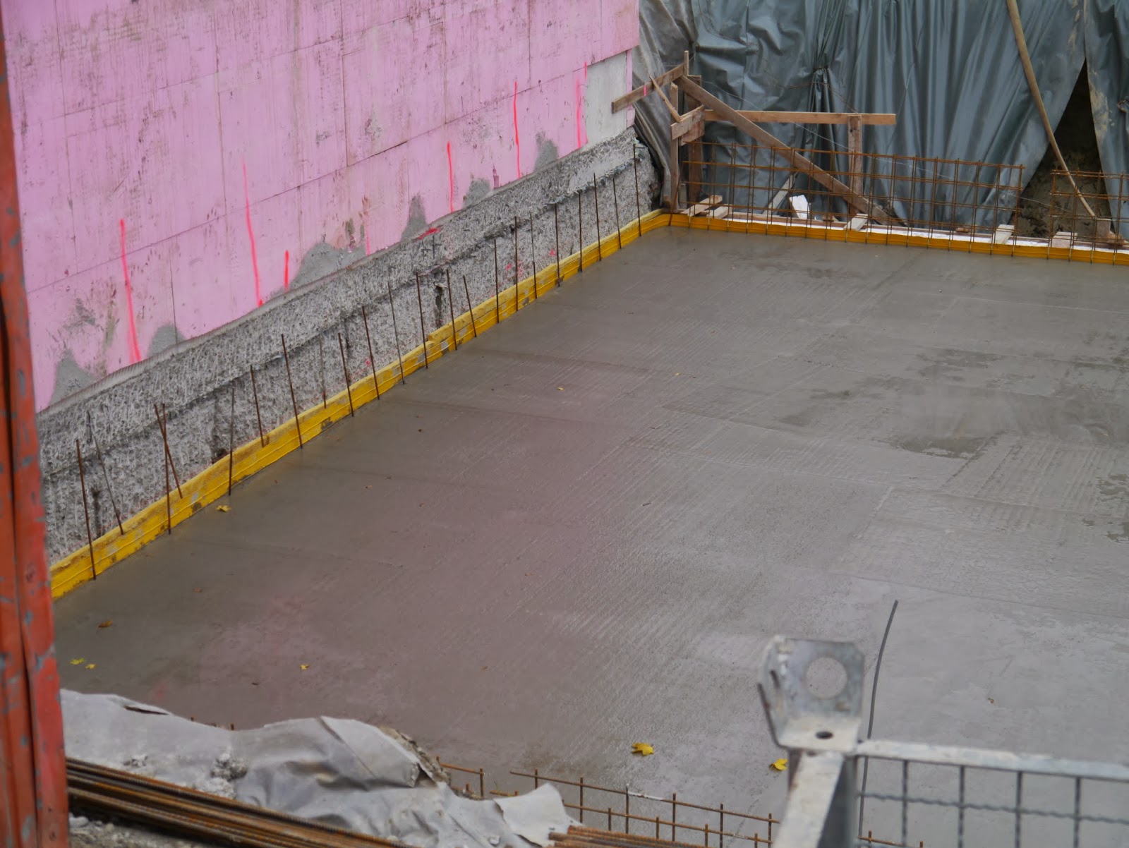 Hausbau mit Vario Idee Haus GmbH: Die Bodenplatte vom Keller ist erstellt