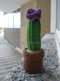 Cactus con flor y maceta realizado a crochet