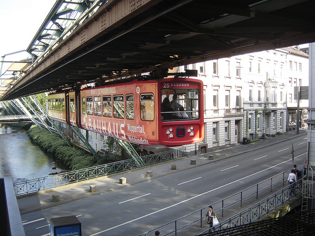 Alemanha tem TRAM 'aéreo' com mais de 100 anos