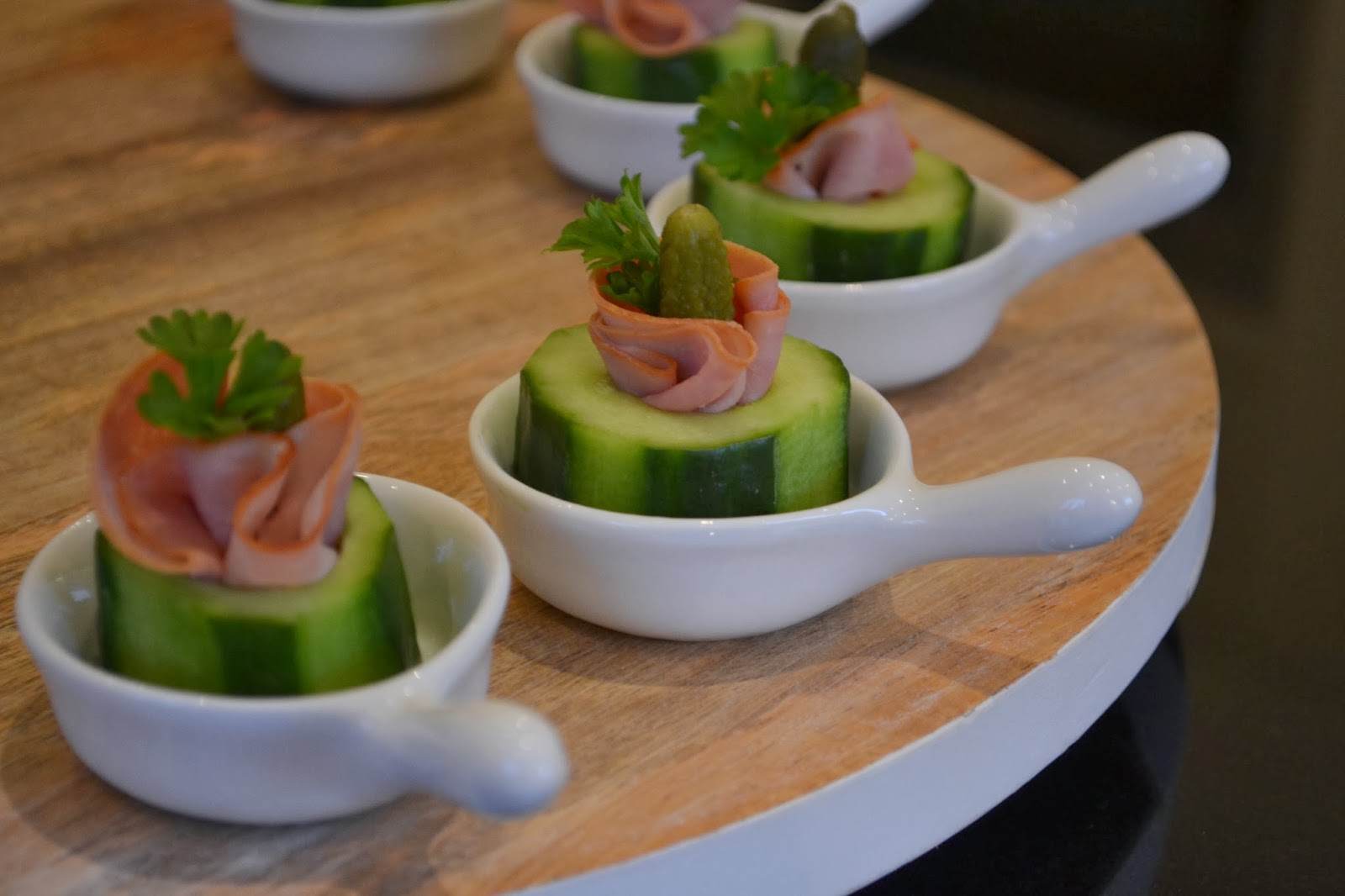 Eet lekker Gevulde komkommer met ham en augurk