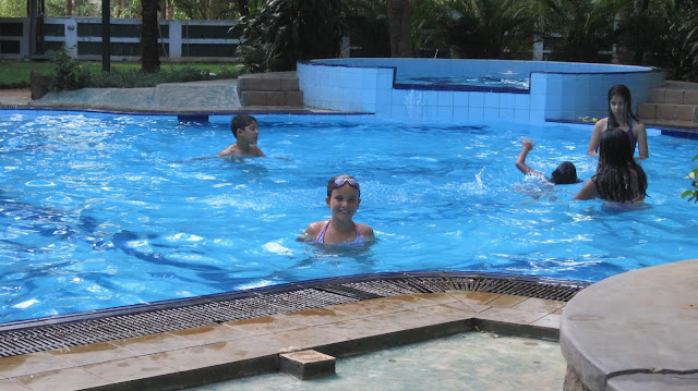 Macarena en una piscina