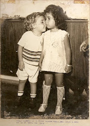 Fábio (4 anos) beijando a priminha Suzane (5 anos e seis meses).