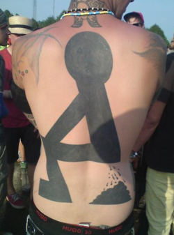 tatuaje de un minito defecando en toda la espalda