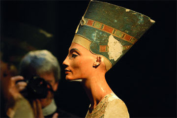 تمثال نفرتيتي من أجمل اثار مصر الفرعونية   Www.thaqafnafsak.com+%D9%86%D9%81%D8%B1%D8%AA%D9%8A%D8%AA%D9%8A