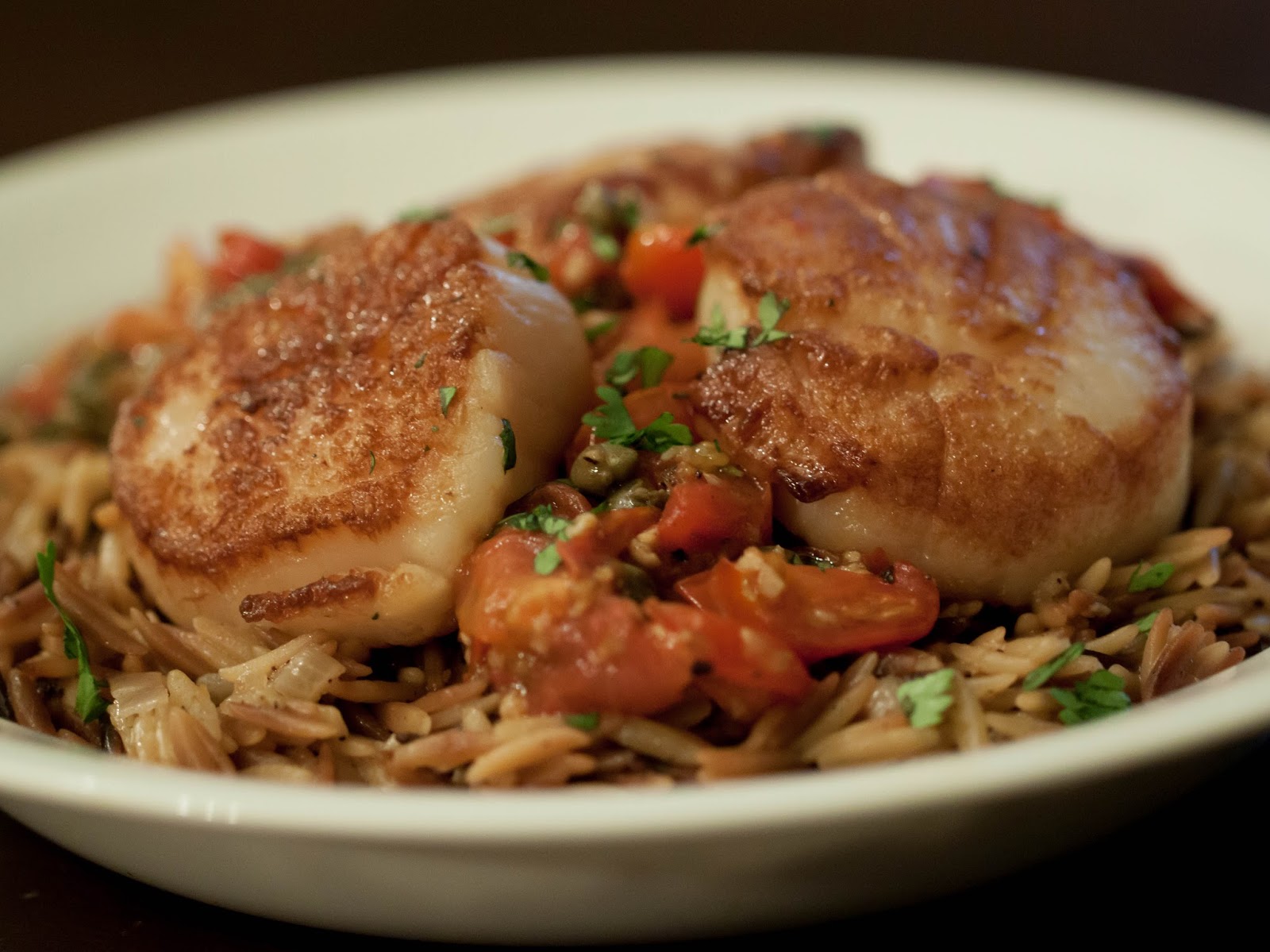 THE PANTRY PANDA Orzo Risotto with Seared Scallops and Tomatoes.