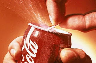 ΑΠΙΣΤΕΥΤΟ   Οικοδόμος ήπιε κουτάκι Coca Cola που έχει λήξει εδώ και 23 χρόνια  Δείτε τι του συνέβη...