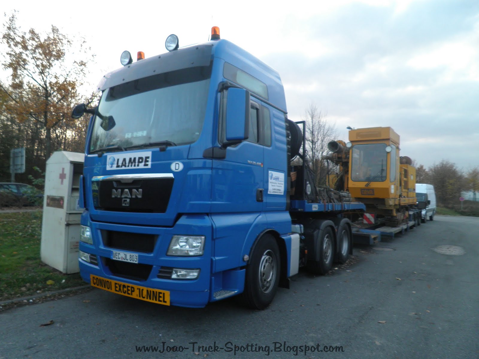 João Laurentino Truck Spotting: Lampe Transporte MAN 6x2 with 3 Axle  Semi-Low Bed Loaded