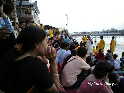 Devotees waiting for the evening aarti to begin at the Parmarth Niketan Ashram In Rishikesh